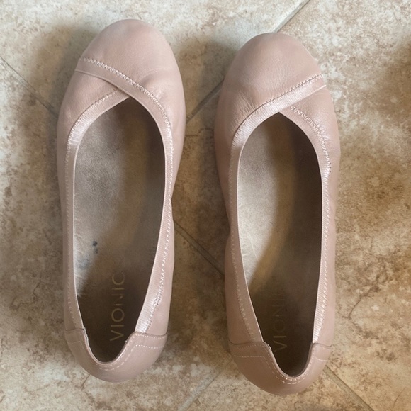 Nude Vionic leather flats - Picture 1 of 6